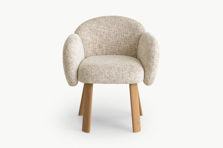 Kursi makan Anna tampil elegan dengan upholstery kain bouclé mewah berbentuk membulat dan kaki kayu oak warna terang yang meruncing, menghadirkan kesan modern yang timeless untuk ruang makan.