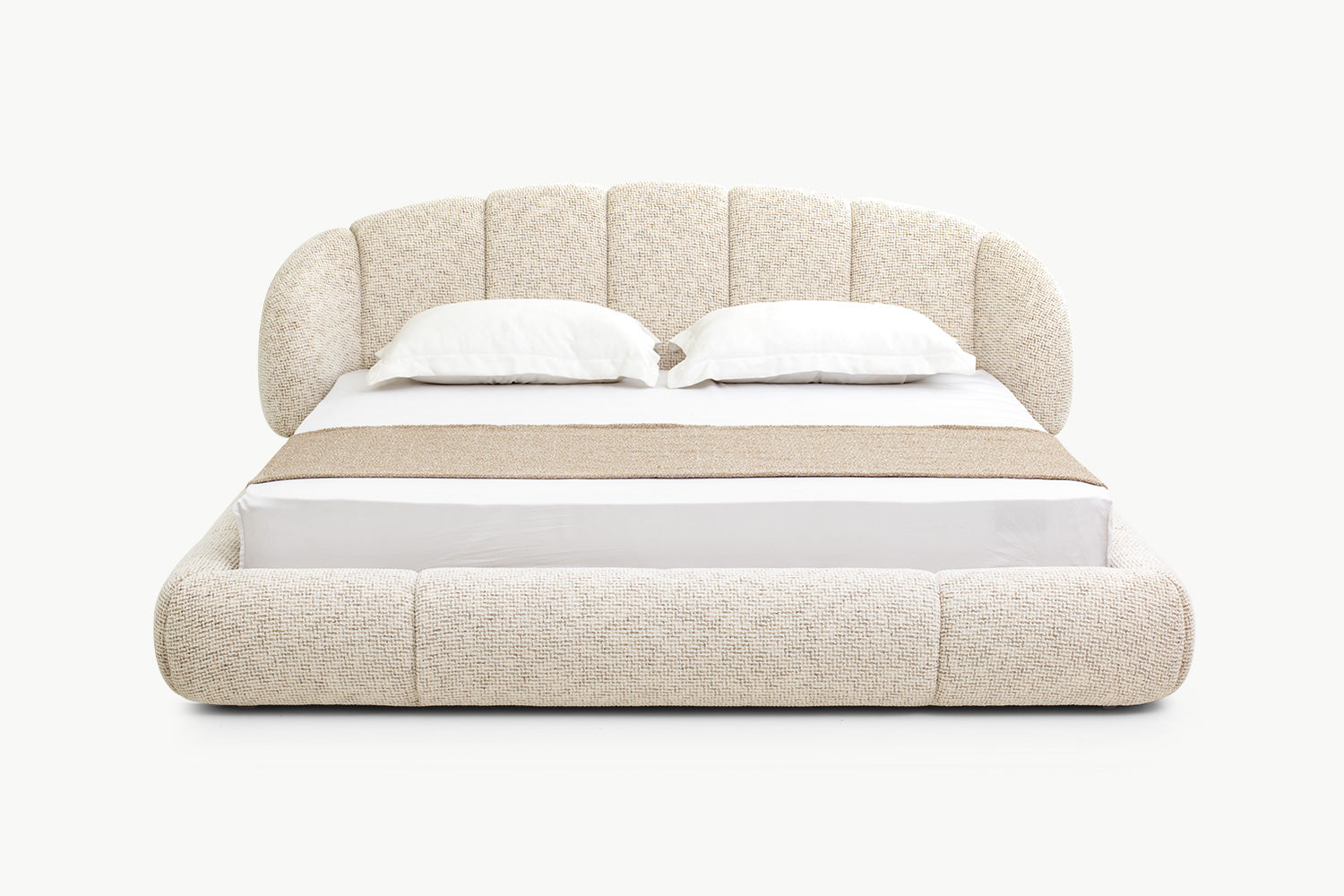 Ranjang platform bouclé beige — headboard tinggi channel tufted, busa tebal, nyaman & mewah