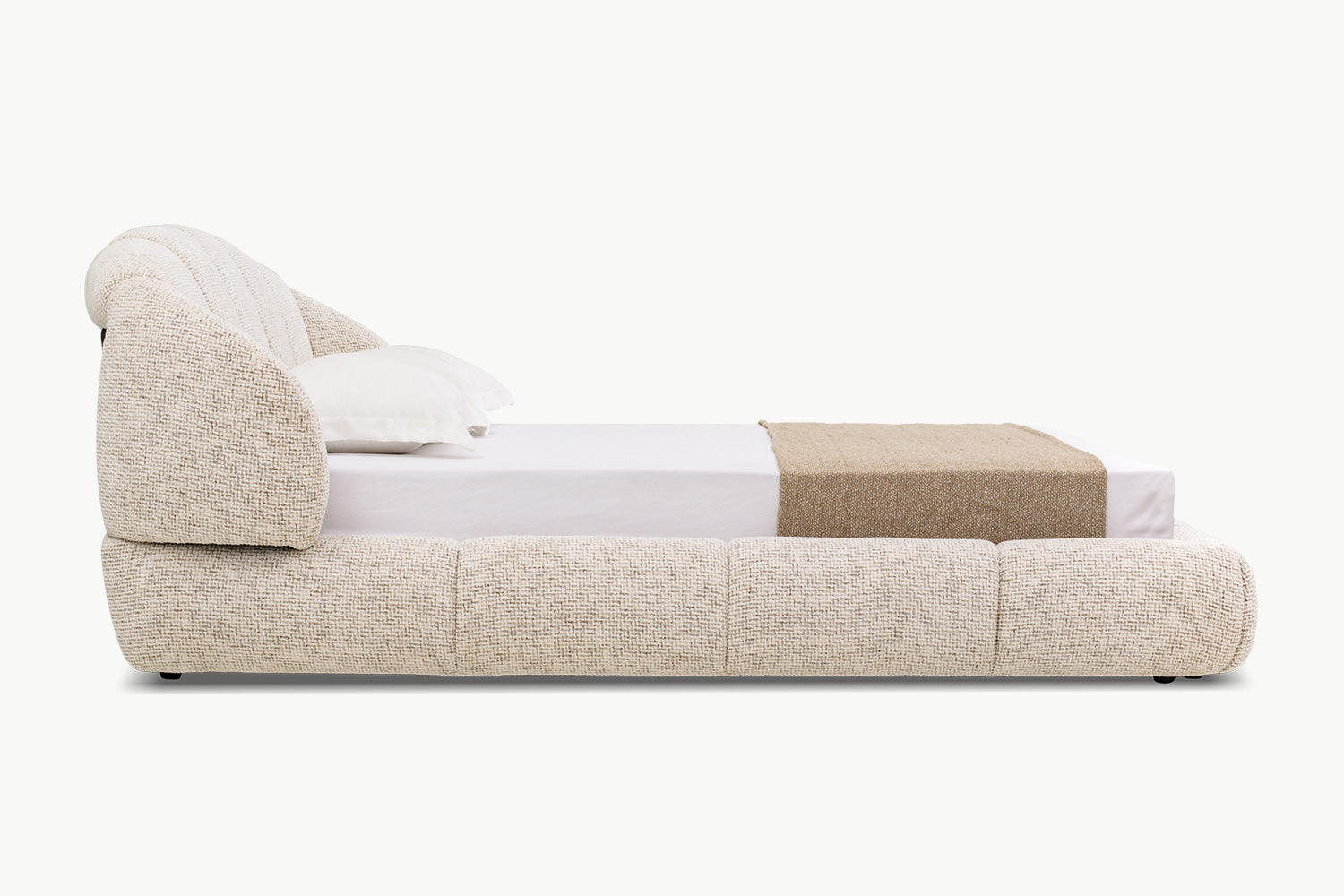 Detail sudut bantal yang membulat dan tepi ranjang Candy Bed yang empuk, menampilkan upholstery kain yang rapi dan desain ergonomis untuk kenyamanan.
