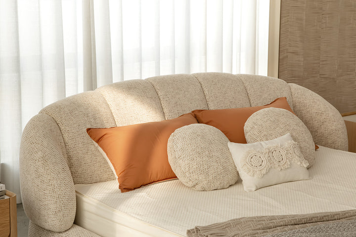 Detail headboard Candy Bed dengan channel tufted vertikal dari kain bouclé premium, menonjolkan tekstur lembut, lengkungan halus, dan jahitan yang rapi.