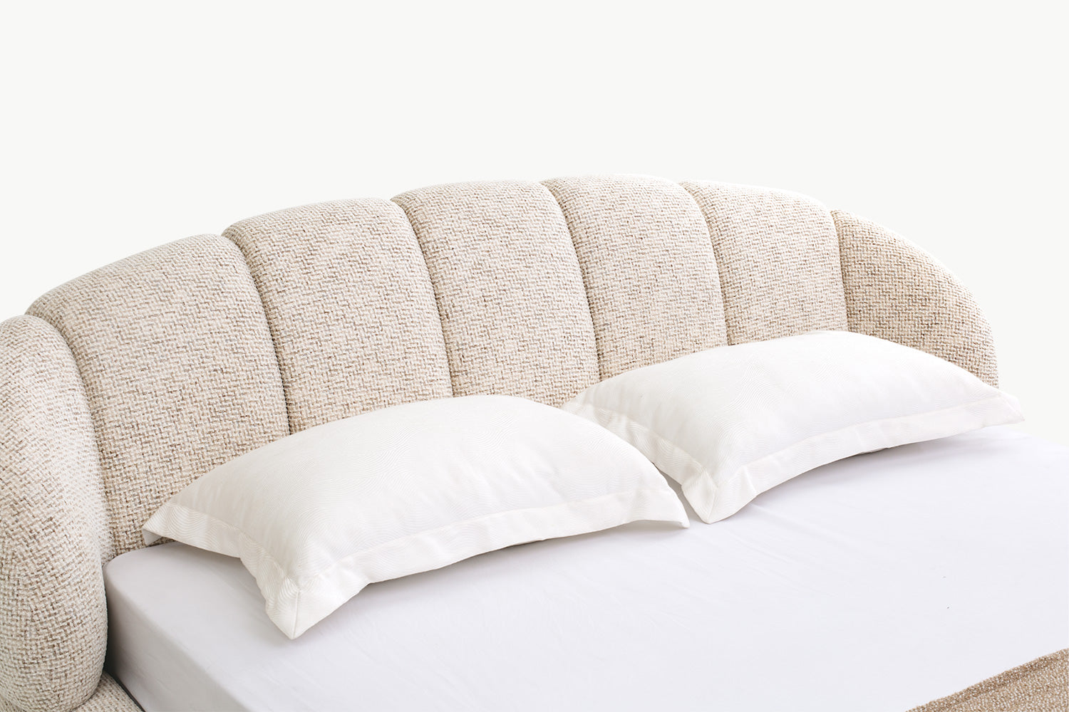 Headboard Candy Bed model tufted melengkung dengan padding tebal, nyaman untuk sandaran punggung dan memberi aksen kontemporer bergaya skulptural di kamar tidur.