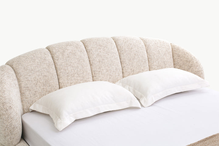 Headboard Candy Bed model tufted melengkung dengan padding tebal, nyaman untuk sandaran punggung dan memberi aksen kontemporer bergaya skulptural di kamar tidur.