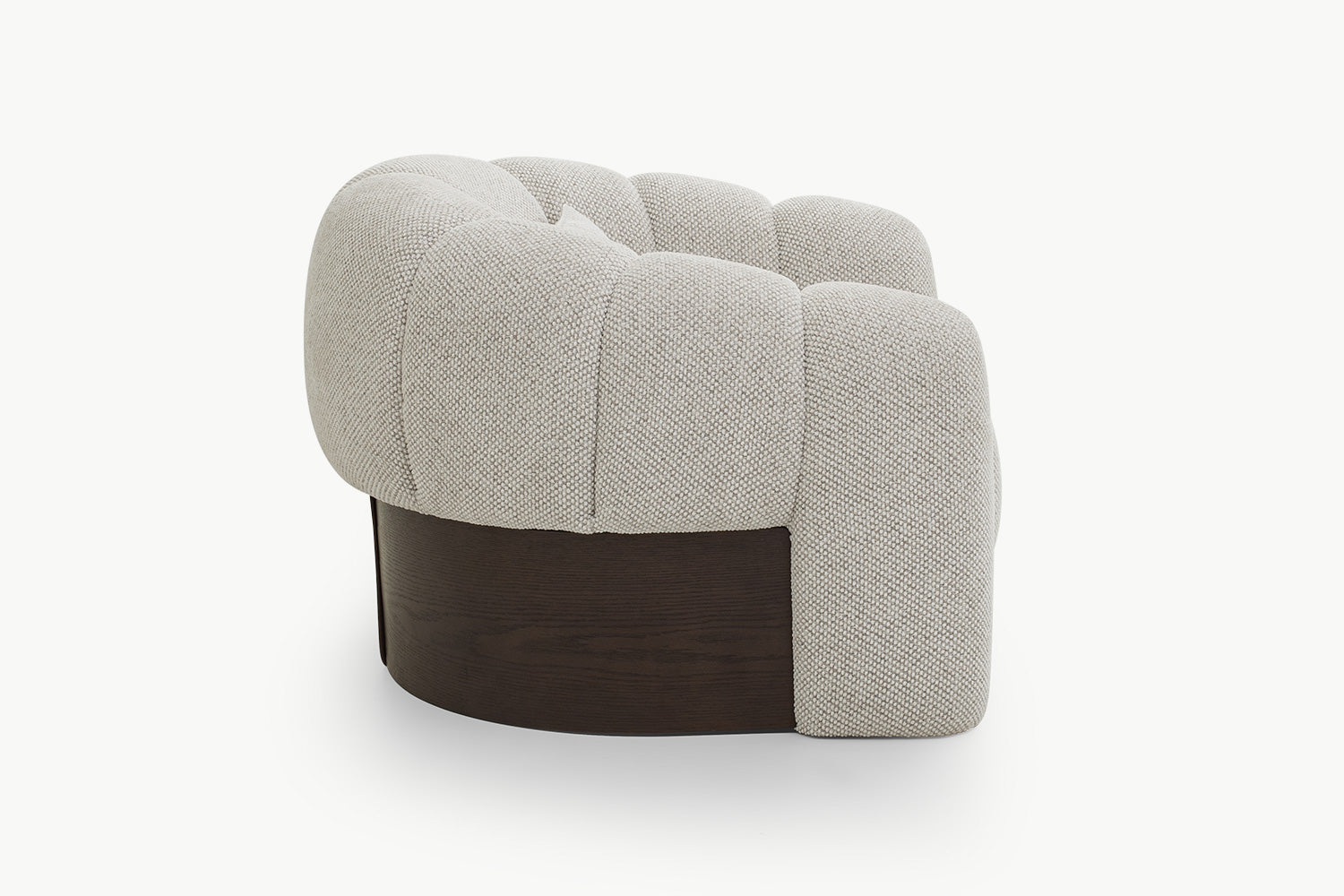 Profil sisi sofa 1 tempat duduk Chloe dalam fabrik boucle berwarna beige dengan lengan berombak bulat