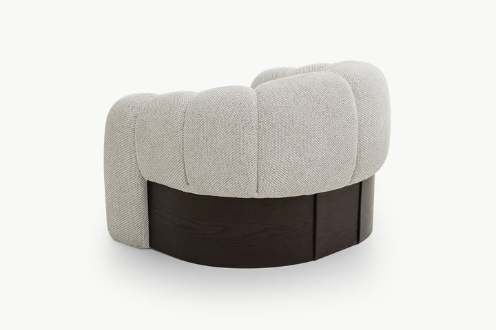 Pandangan belakang sofa boucle 1 tempat duduk Chloe menunjukkan bahagian belakang berombak dan tapak kayu