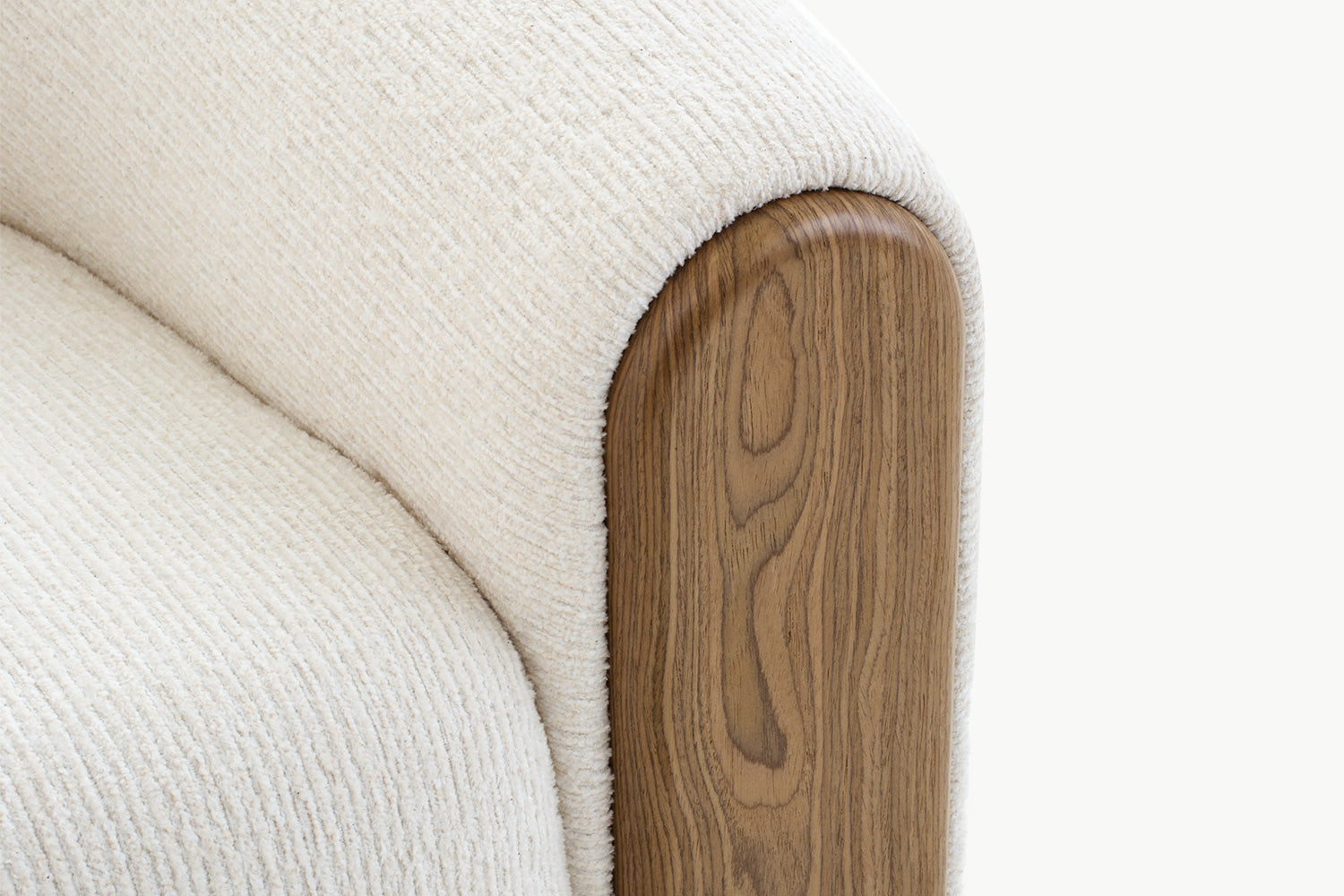 Butiran rapat kayu walnut pada lengan dan kusyen lembut boucle pada sofa 1 tempat duduk Ruth