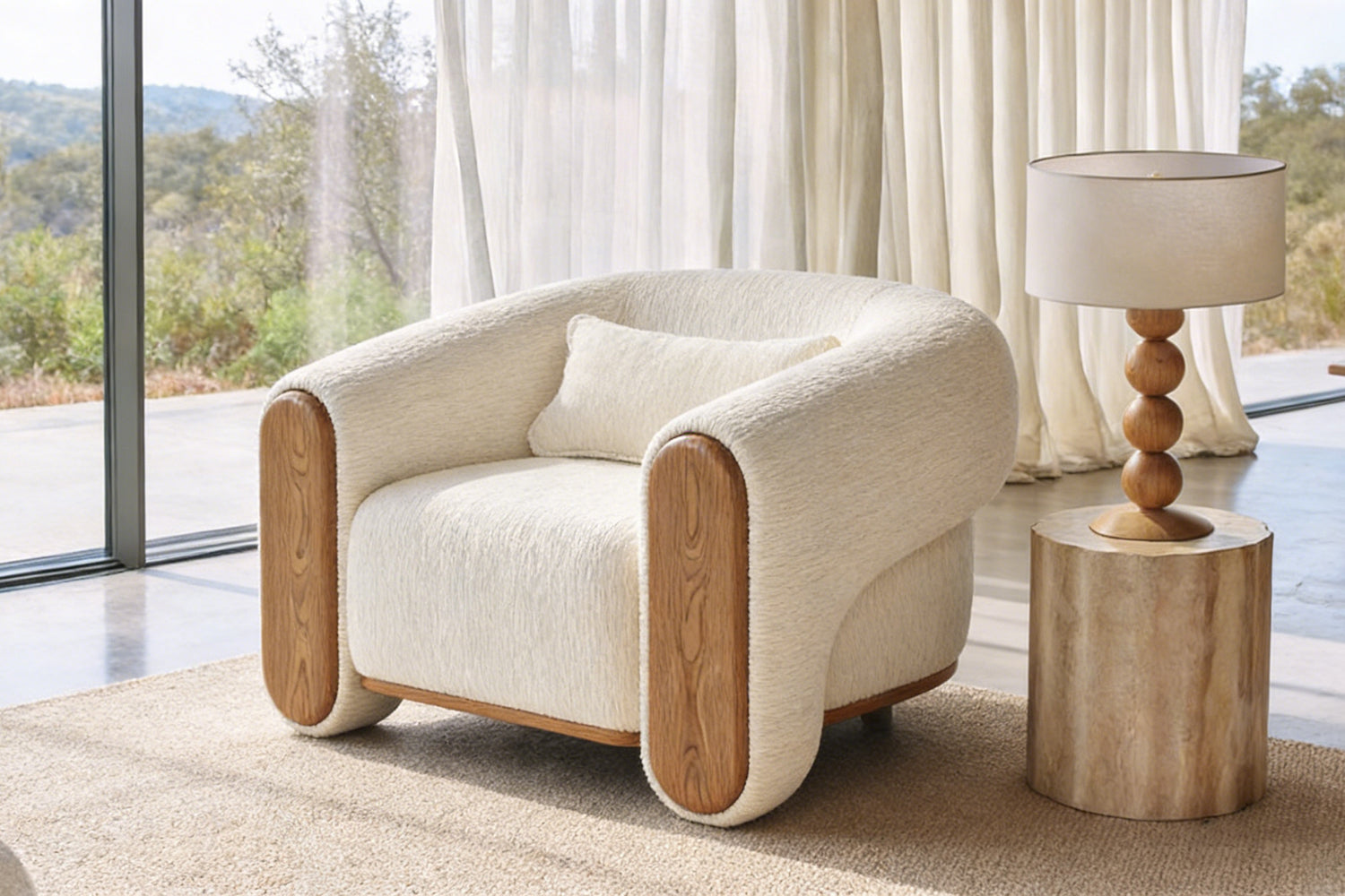 Sofa 1 tempat duduk Plush Ruth dalam fabrik krim lembut, cahaya semula jadi, lengan melengkung yang elegan