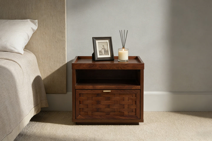 Nakas Kobe versi hemat budget ditata dengan bingkai foto dan lilin, nakas kamar tidur warna walnut yang elegan dan timeless