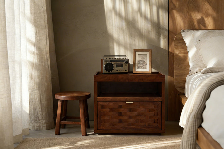 Nakas Kobe dengan radio vintage dan bangku walnut senada, inspirasi dekor kamar tidur yang cozy