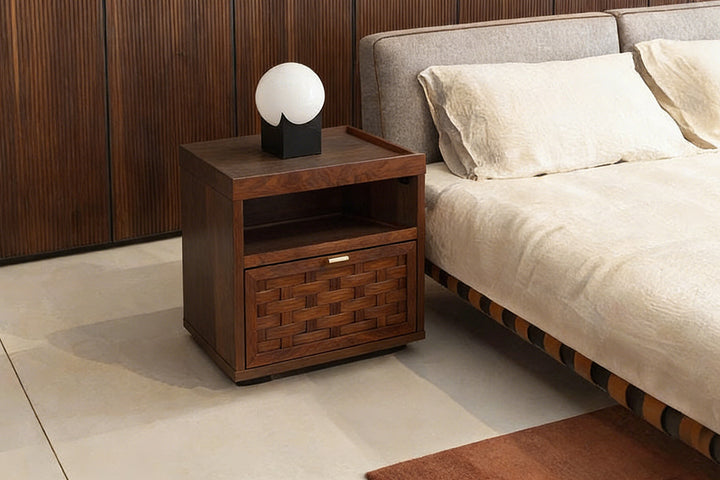 Nakas Kobe versi hemat budget dengan finishing walnut mewah dan laci anyaman, furniture kamar tidur modern yang terjangkau dengan rak terbuka dan pencahayaan hangat